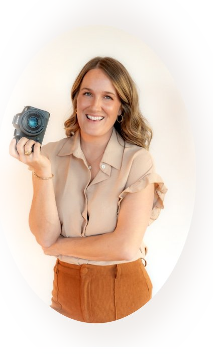 Elizabeth Aven smiling with her camera